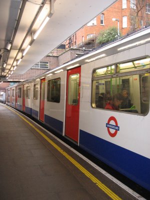 tube arrives at Earls Court