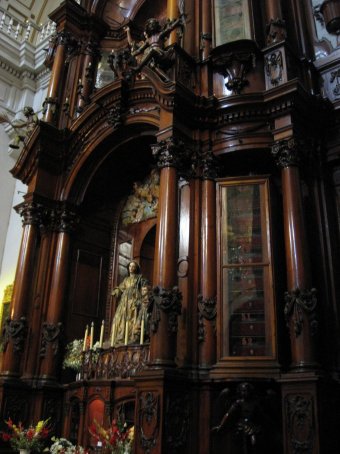 Side altar, San Pedro